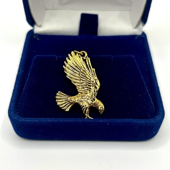 Vintage 12K Gold Eagle Pendant with Detailed Feather Texturing - Picture 2 of 9